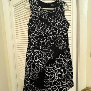 Black and white shift dress with pockets!